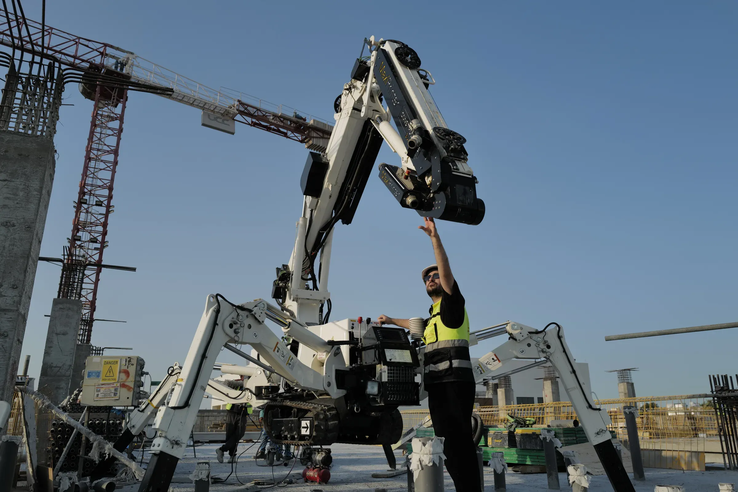 GGI operator guiding the printer arm on the roof slab at School 08